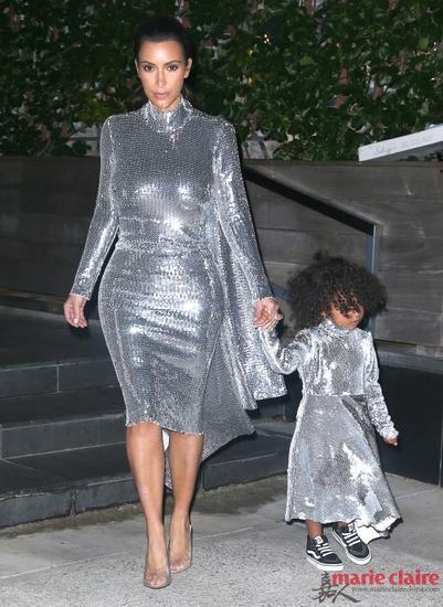 金·卡戴珊(Kim Kardashian)携爱女现身老公演唱会