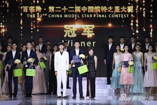 上海百雀羚集团媒介总监钟家娴、第十九届中国模特之星大赛冠军王晨铭,共同为“男模”冠军颁奖