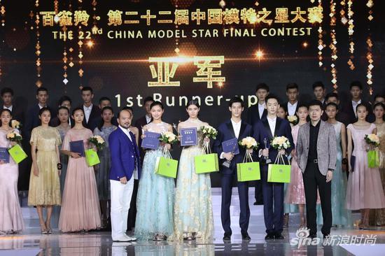 中国服装设计师协会副主席、著名时装设计师张志峰、腾讯时尚中心总监江浩,共同为“亚军”颁奖