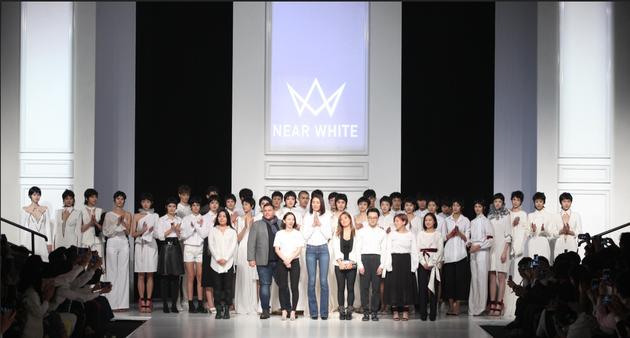 “NEAR WHITE”白衬衫首秀