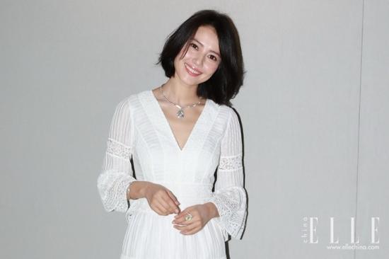 高圆圆一身仙气十足的V领白裙亮相活动