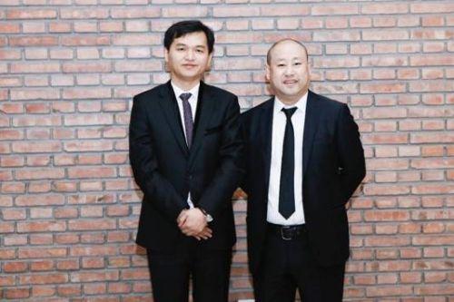左:苏州虎丘婚纱城总经理 顾伟春先生 右:绝设婚纱礼服董事长 许传海先生