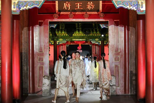 设计师曾凤飞的2017春夏时装作品发布会