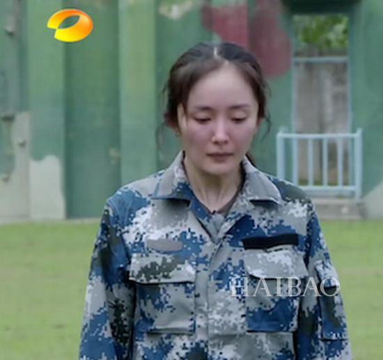 杨幂脸因为暴晒过敏,变得通红