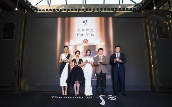 出席嘉宾,由左至右分别为:裴蓓,杨蓉,袁姗姗,Whoo品牌高层LG生活健康化妆品事业部李泰浩副总经理及朴元濬副总经理