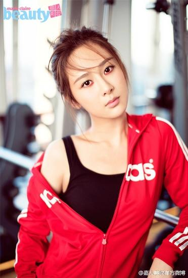 杨紫运动风写真(图片来源:嘉人美妆)