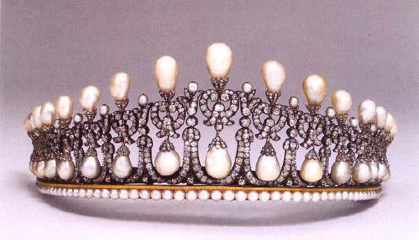 “剑桥情人节王冠”(Cambridge Lovers Knot Tiara)最原始的模样