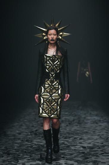 梅赛德斯-奔驰特别呈现英国设计师Gareth Pugh