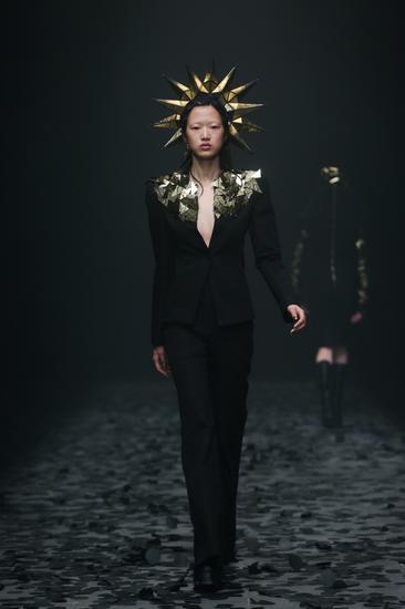 梅赛德斯-奔驰特别呈现英国设计师Gareth Pugh