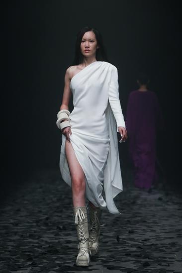 梅赛德斯-奔驰特别呈现英国设计师Gareth Pugh