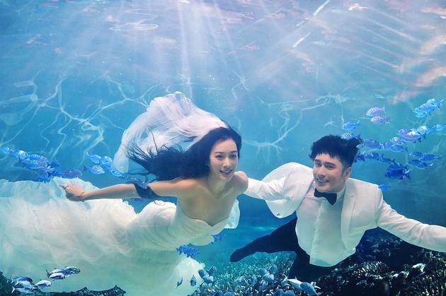 钟丽缇和张伦硕变身“人鱼夫妇”