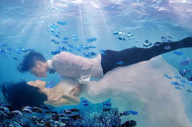 钟丽缇和张伦硕变身“人鱼夫妇”
