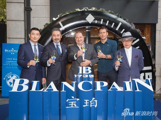 (左起)宝珀中国区副总裁廖昱先生、宝珀品牌挚友吴秀波先生、宝珀全球副总裁Alain Delamuraz先生、“心系海洋”领军人物劳伦·巴列斯塔先生、宝珀文化大使梁文道先生
