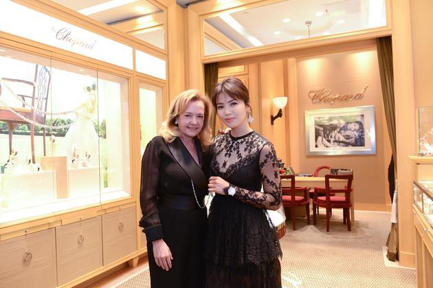 卡罗琳•舍费尔与刘涛在Chopard萧邦精品店内