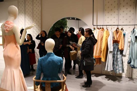 来宾在“楚和听香”店面内挑选服饰