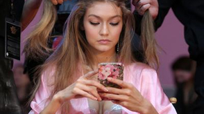 吉吉低头玩手机