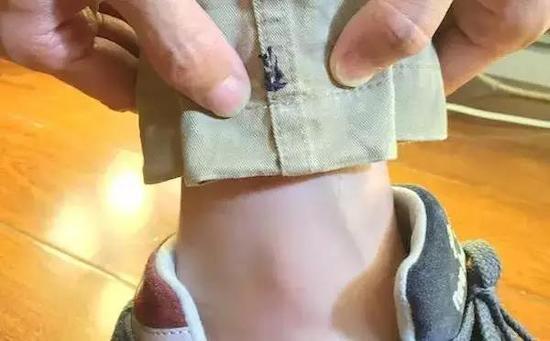 休闲裤卷裤脚