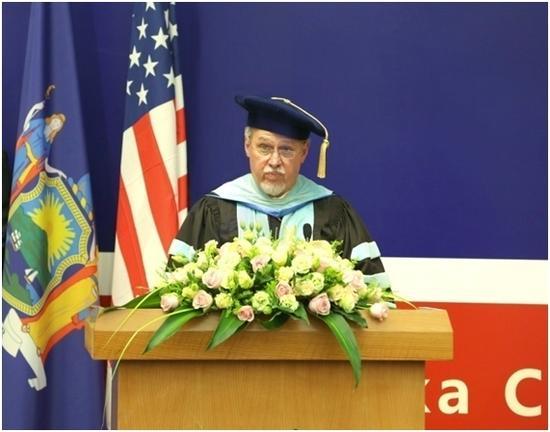 美国库克大学校长贺睿拉博士授予颁授词
