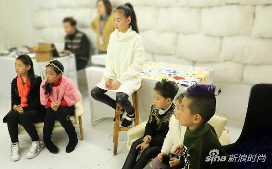 通过一部视频短片,孩子们第一次真正走进时装的世界