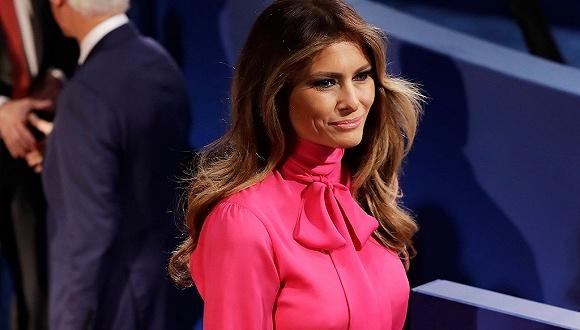 身穿Gucci粉色蝴蝶结领(Pussybow)衬衫的Melania Trump出席早先的第二轮美国总统竞选电视辩论