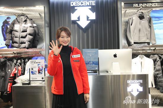 DESCENTE的韩国代言人申敏儿小姐身着红色拉链运动外套