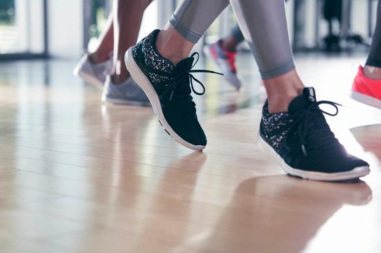 特为女性室内健身设计的FIT YUI 训练鞋,具有独有的贴合性和灵活性