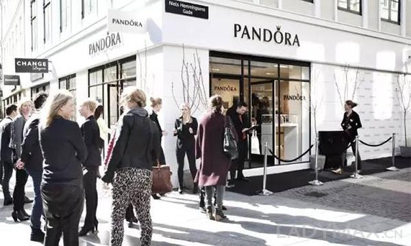 相对于蒂芙尼Tiffany等珠宝品牌处于业绩受挫,Pandora犹如一匹黑马成功地让消费者相信了一个概念:你买的Pandora就是全天下独一无二的产品。图为其中一间门店。