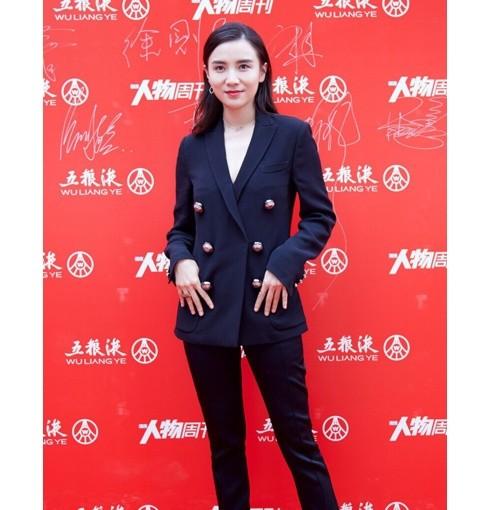 小宋佳佩戴Monica Vinader的耳环
