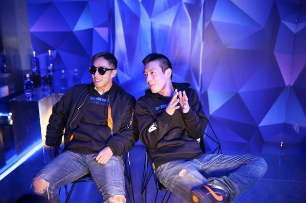 潮牌CLOT主理人陈冠希(右)与Kevin Poon(左)身着CLOT X ABSOLUT合作限量款在派对现场接受媒体采访