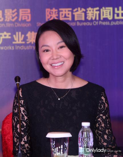闫妮出席活动