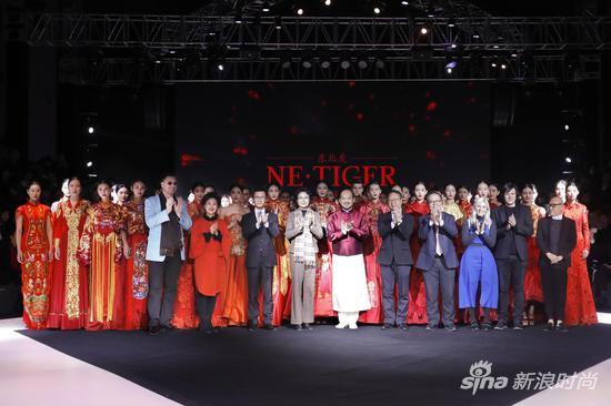 2017开幕大秀设计师与领导合影