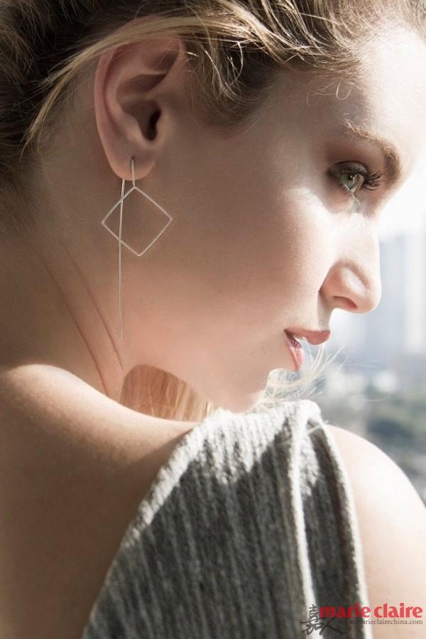 细长的耳饰上多添加一个自己喜欢的简洁造型