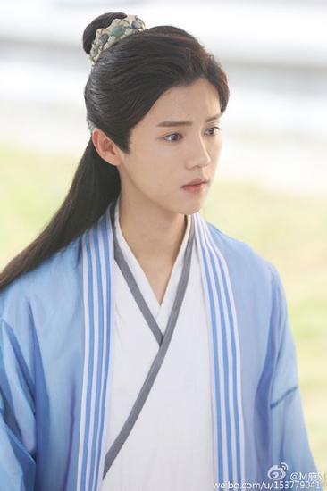 新剧里也扎起了古装丸子头