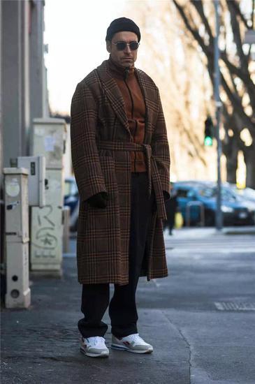 大衣Dries Van Noten高领运动衫Burberry长裤Ami鞋Reebok