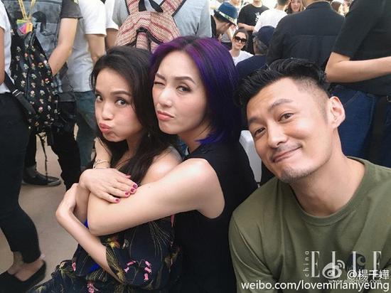 紫发发尾挑染了荧光蓝