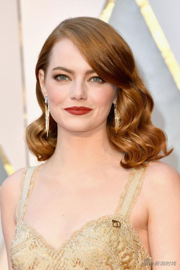 奥斯卡最佳女主角Emma Stone一袭纪梵希金色礼服,佩戴Tiffany蒂芙尼2017 Blue Book“丛林幻境”系列高级珠宝黄金镶嵌钻石耳坠,一袭金色礼服,惊艳亮相红毯。