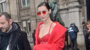 贝拉红装惹火亮相