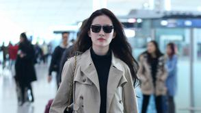 刘亦菲启程巴黎秀美腿