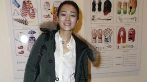 巩俐军绿棉衣看展