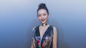 王鸥金属风长裙亮相