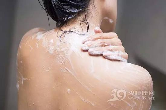 洗澡时不能做这7件事,但第2个你肯定就经常做!