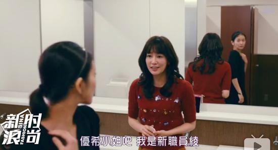 红色毛衣略显老气