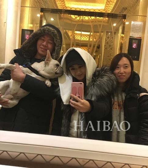 狗狗闻到了赵丽颖身上的香味,竟做出了一脸享受的表情