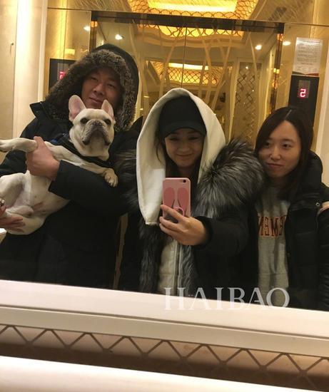 前两天赵丽颖晒出一组日常自拍,可没想到被狗狗抢了镜