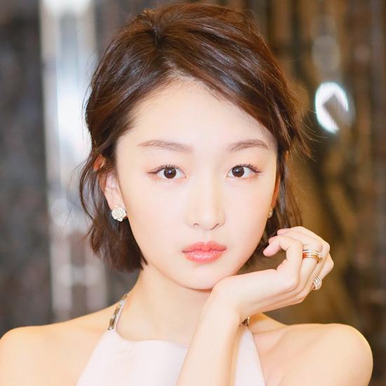 短发半扎发也可以妩媚女人味(图片来源:周冬雨工作室新浪微博)