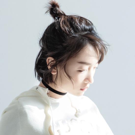 半丸子+ chocker变身时髦少女(图片来源:周冬雨工作室新浪微博)