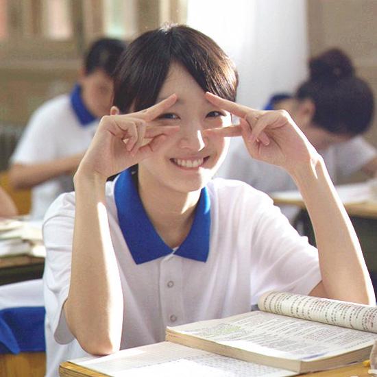get周冬雨的斩男术才是正经事(图片来源:《同桌的你》 剧照)