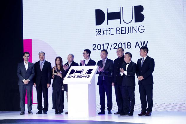 中国纺织工业联合会副会长、中国服装协会常务副会长陈大鹏,中国服装设计师协会主席张庆辉等嘉宾,以及来自法国女装成衣协会等国际机构的代表共同参加了当天的开幕。