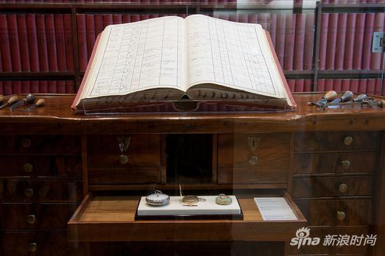 800逾份手稿从阿加西时期开始记录,展示了1867年早期至1969年间浪琴表具有划时代意义的表款秘密。其后的资料则以其他方式记录保存。这些不可多得的珍贵资料也讲述了每一枚钟表如何离开工厂,并最终抵达位于全球各地的浪琴表经销商手中。