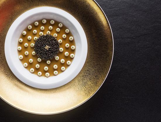 经典蟹肉鱼子酱塔佐龙虾冻和椰菜泥 图片来源:L‘ATELIER de Joël Robuchon